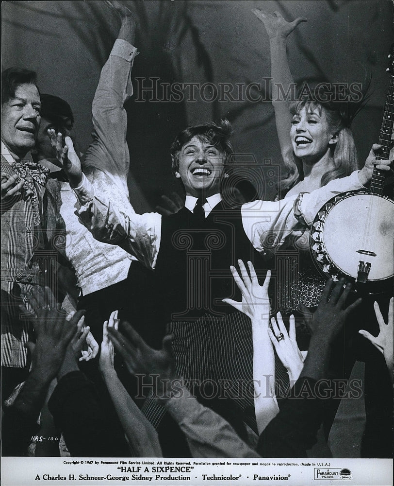 1968 Press Photo Half A Sixpence Tommy Steele Julia Foster Penelope Horner- Historic Images