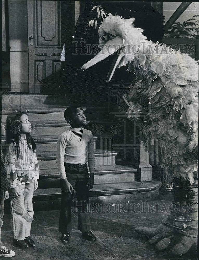 1971 Press Photo Big Bird with Kids on &quot;Sesame Street&quot;- Historic Images