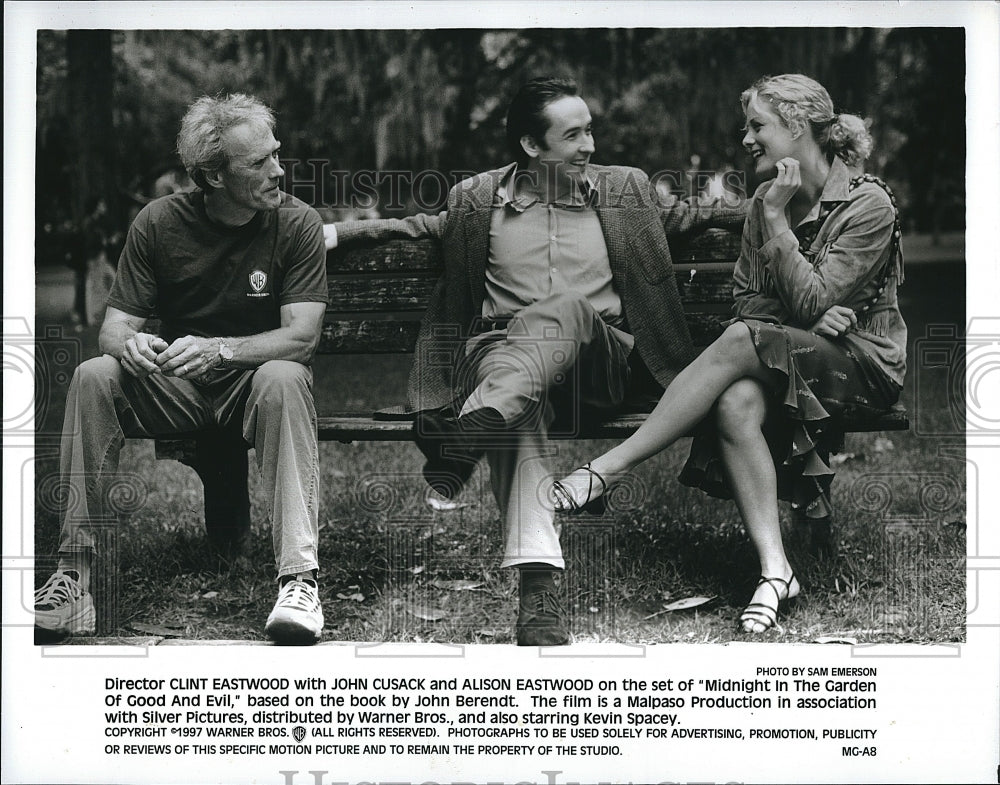 1997 Press Photo Director Clint Eastwood, John Cusak &amp; Alison Eastwood - Historic Images