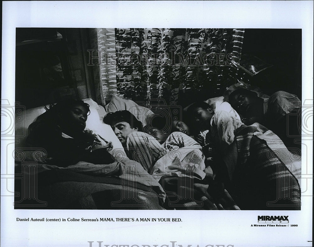 1990 Press Photo Daniel Auteuil staring in &quot;Mama, There&#39;s A Man In Your Bed&quot;- Historic Images