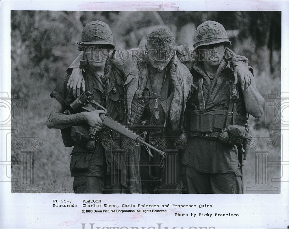 1986 Press Photo Charlie Sheen, Chris Pedersen and Francesco Quinn in &quot;Platoon&quot;- Historic Images