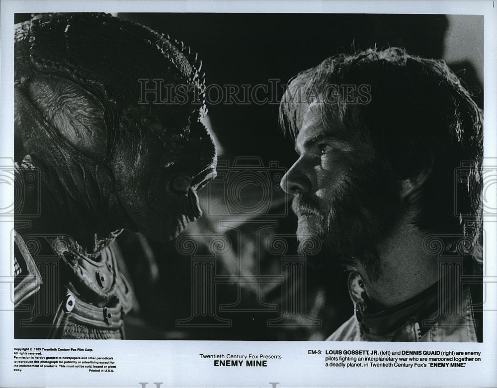 1985 Press Photo Louis Gossett Jr. and Dennis Quaid in &quot;Enemy Mine&quot;- Historic Images