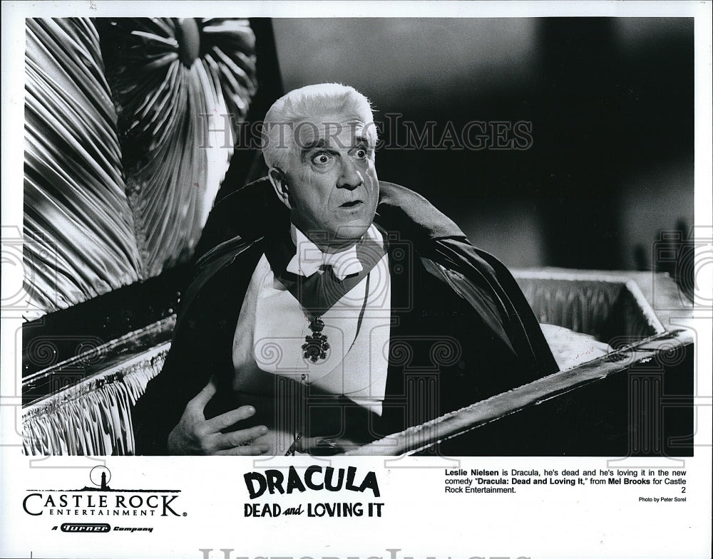 1995 Press Photo Leslie Nielsen staring in &quot;Dracula Dead and Loving It&quot;- Historic Images