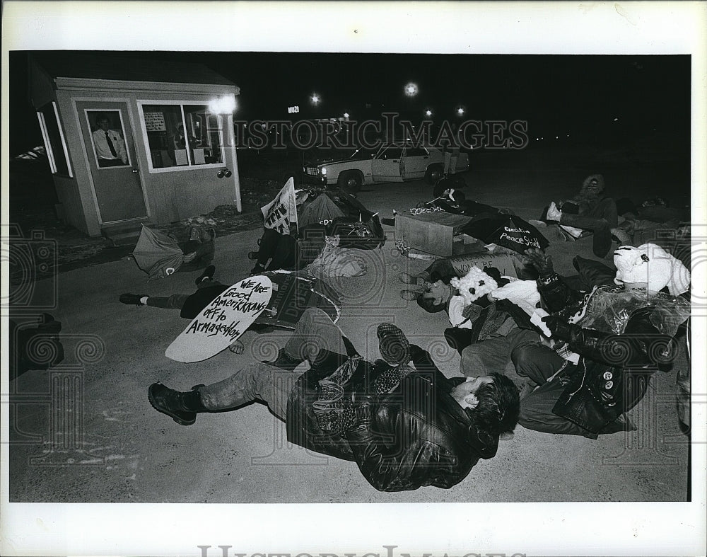 1987 Press Photo Protest group at Channel 5 against showing of &quot;.Amerika&quot;- Historic Images