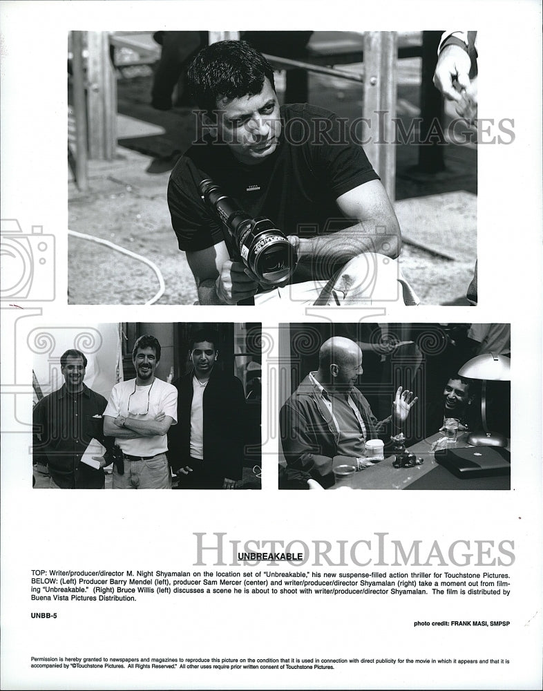 2000 Press Photo Director M. Night Shyamalan on the set of the film&quot;Unbreakable&quot;- Historic Images