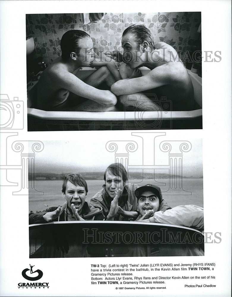 1997 Press Photo Llyr Evans, Rhys IIans, Director Kevin Allen On "Twin Town" Set- Historic Images