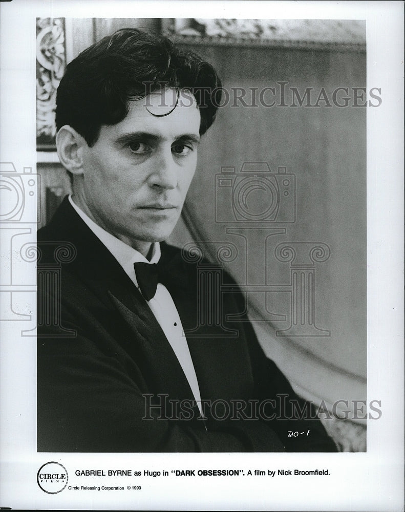 1990 Press Photo Gabriel Byrne as Hugo in "Dark Obsession". - Historic Images