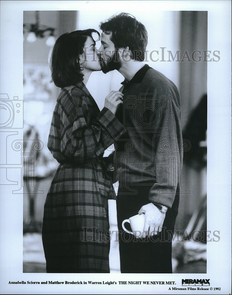 1992 Press Photo Annabella Sciorra, Matthew Broderick in"The Night we never met"- Historic Images