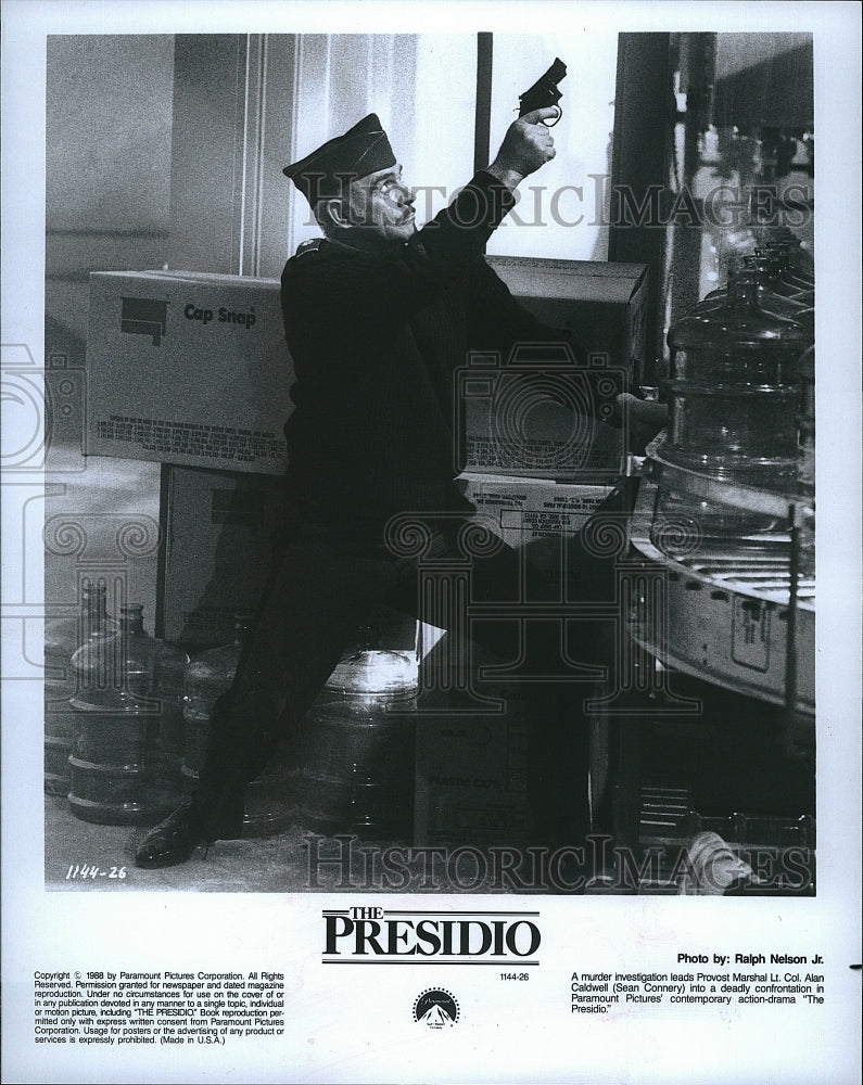 1988 Press Photo The Presidio Film Actor Sean Connery Holding Gun Scene- Historic Images