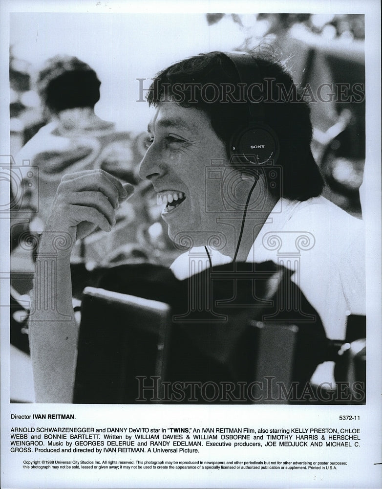 1988 Press Photo Twins Film Director Ivan Reitman On Set Laughing- Historic Images