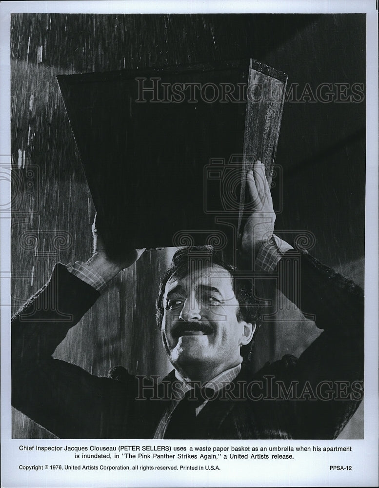 1976 Press Photo Pink Panther Strikes Again Film Actor Peter Sellers Scene- Historic Images