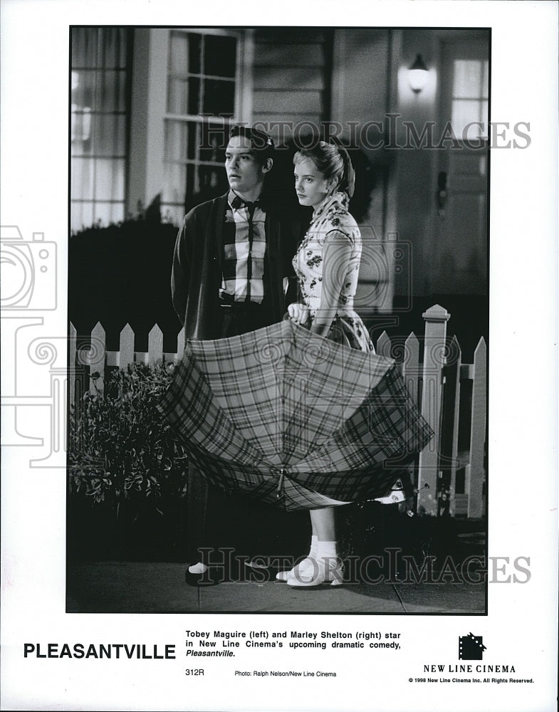 1998 Press Photo Actress Marley Shelton, Tobey Maguire in &quot;Pleasantville&quot; Film- Historic Images