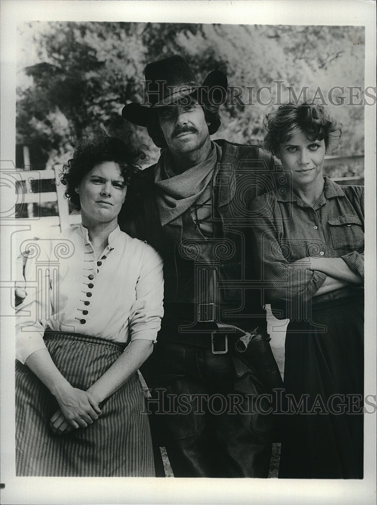 1982 Press Photo &quot;The Cherokee Trail&quot; Mary Larkin,David Hayward,Cindy Pickett- Historic Images