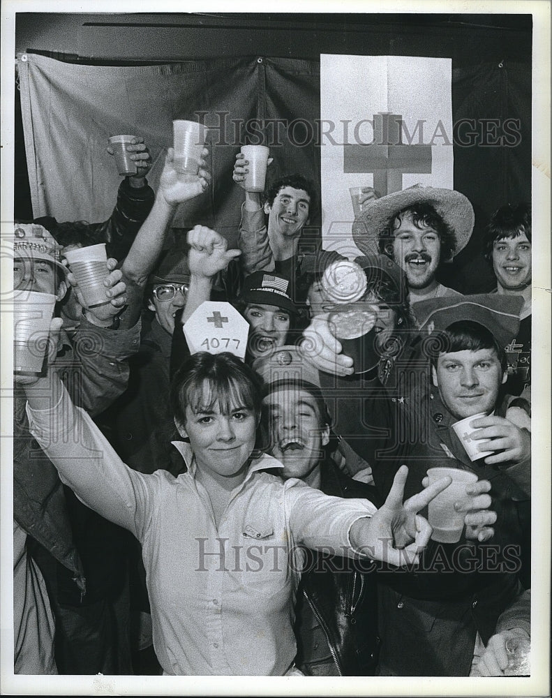 Press Photo Movie Actors with drinks - Historic Images