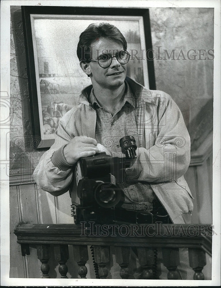 1988 Press Photo Peter Scolari in &quot;Newhart&quot;- Historic Images