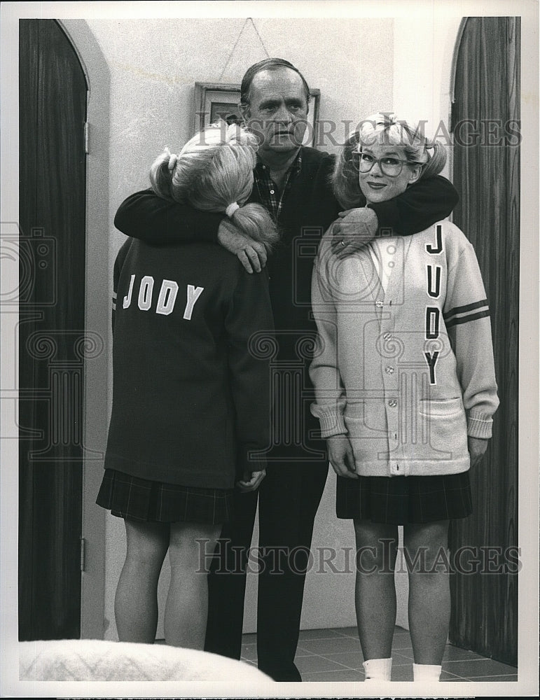 1990 Press Photo &quot;Newhart&quot; Bob Newhart,Julia Duffy,Teri Bolo- Historic Images