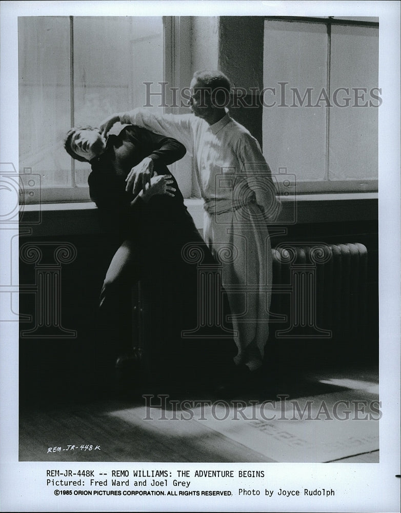 1985 Press Photo Fred Ward &amp; Joel Grey in &quot;Remo Williams: The Adventure Begins&quot;- Historic Images