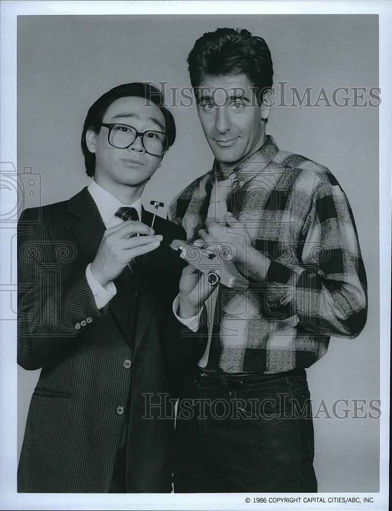 1986 Press Photo Actor Scott Bakula &amp; Gedde Watanabe in &quot;Gung Ho&quot;- Historic Images