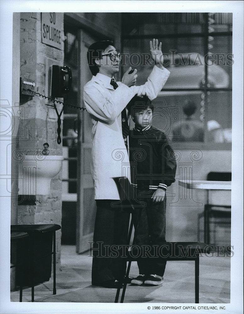 1986 Press Photo Actor Gedde Watanabe &amp; Scott Atari in &quot;Gung Ho&quot;- Historic Images