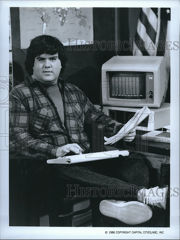 1986 Press Photo Daniel J. Schneider in &quot;Head of the Class&quot;- Historic Images