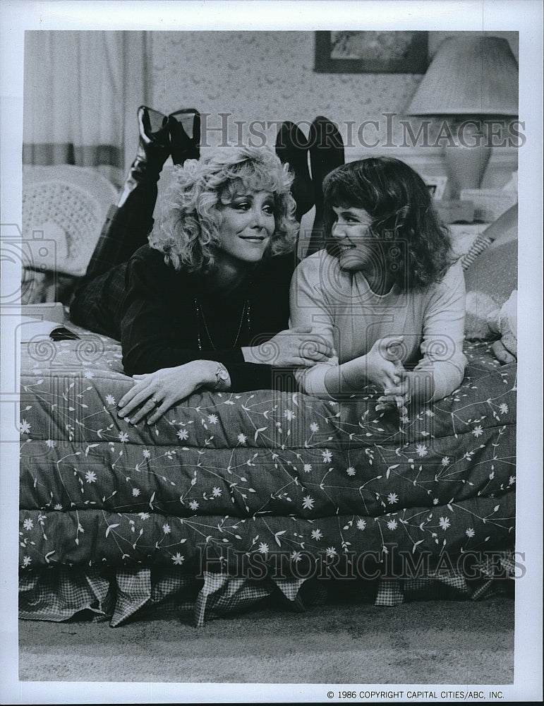 1986 Press Photo Joanna Kerns and Tracey Gold in &quot;Growing Pains&quot;- Historic Images