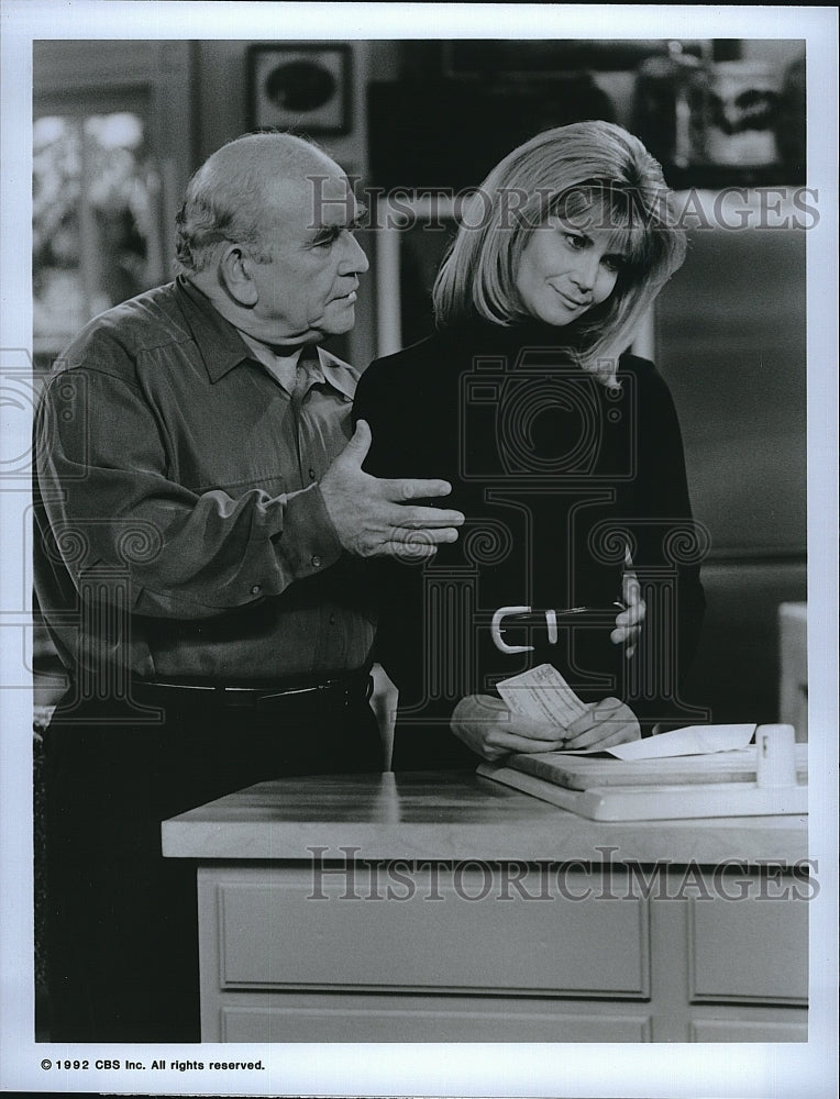 1992 Press Photo Edward Asner, Markie Post, &quot;Hearts Afire&quot;- Historic Images