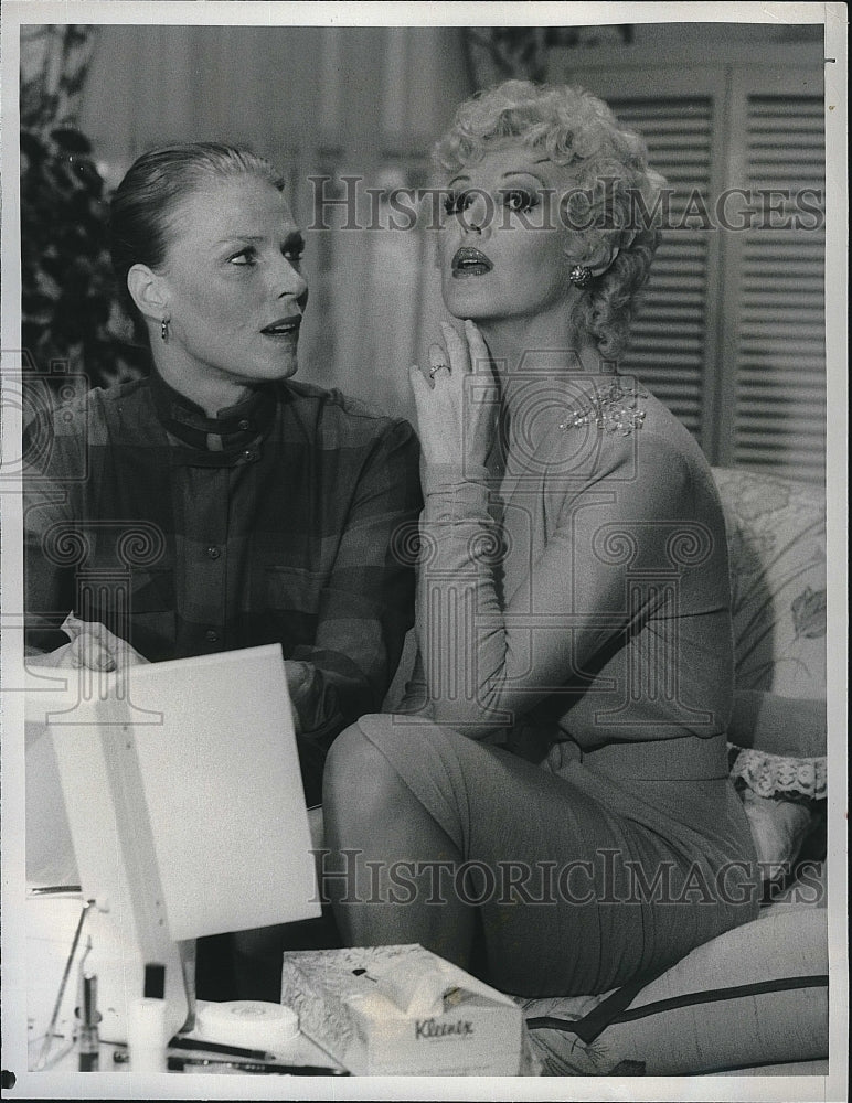 1983 Press Photo Mariette Hartley Victoria Carroll Star In "Goodnight Beantown"- Historic Images