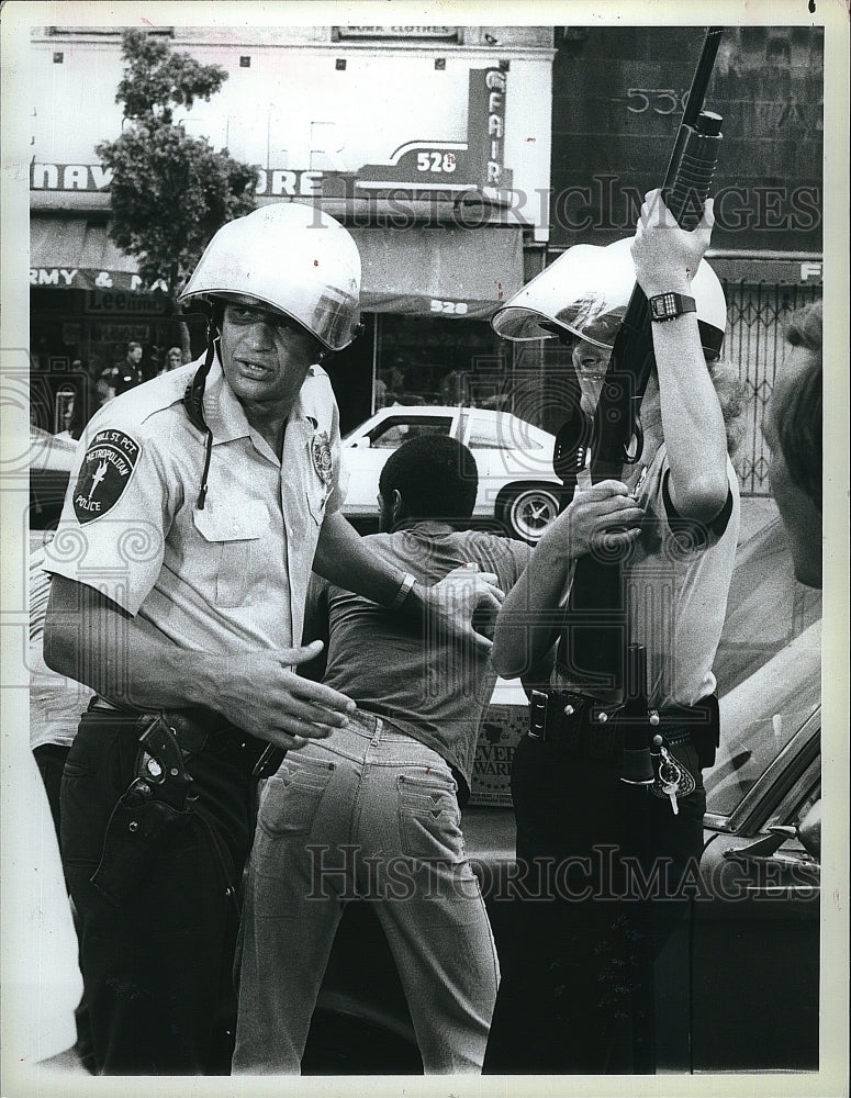 1983 Press Photo Ed Mariano and Betty Thomas in &quot;Hill Street Blues&quot;- Historic Images