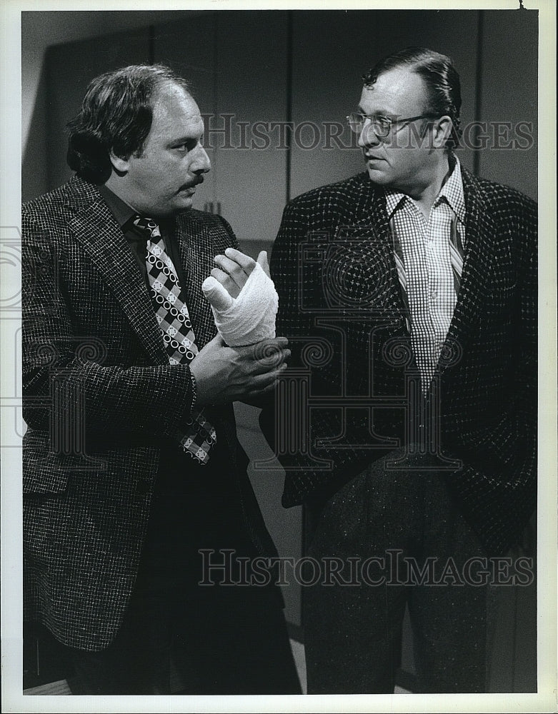 1986 Press Photo Dennis Franz and Peter Jurasik in &quot;hill Street Blues&quot;- Historic Images