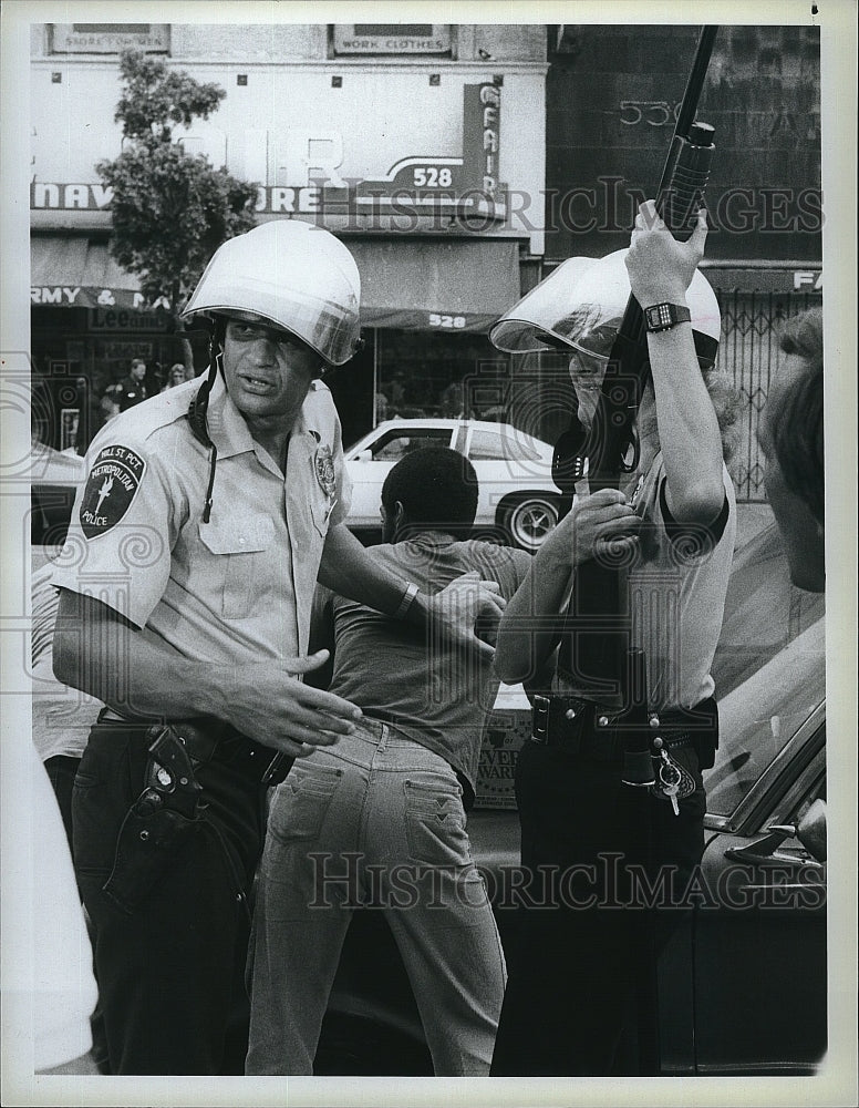 1983 Press Photo Actor Ed Marinaro, Betty Thomas, Hill Street Blues- Historic Images