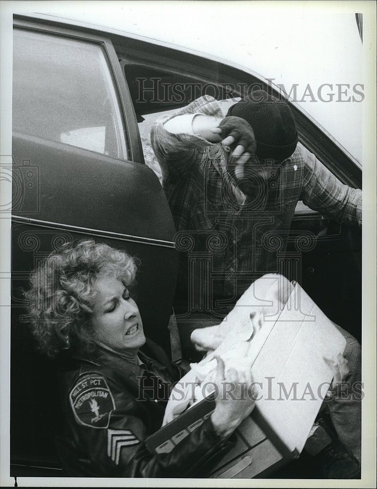 1986 Press Photo Bruce Weitz and Betty Thomas in TV series &quot;Hill Street Blues&quot;- Historic Images