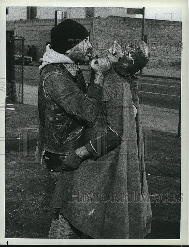 1982 Press Photo &quot;Hill Street Blues&quot; Bruce Weitz, Dennis Dugan- Historic Images