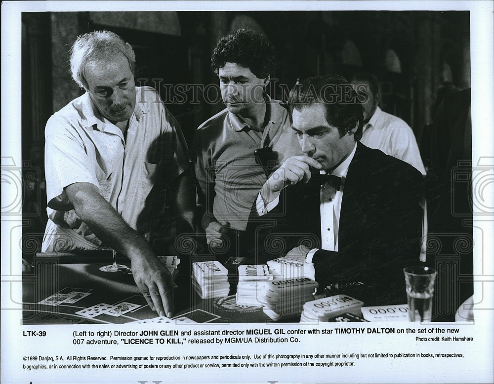 1989 Press Photo Director John Glen and Asst Miguel Hill with Timothy Dalton.- Historic Images