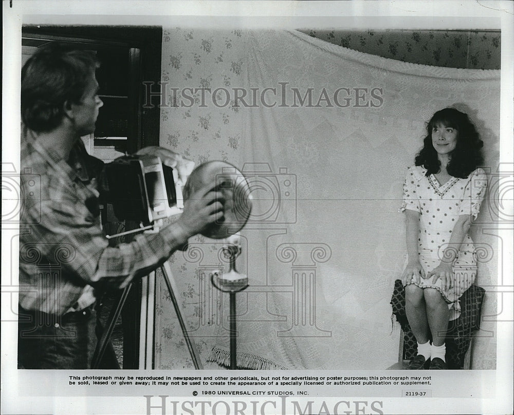 1980 Press Photo Tommy Lee Jones &amp; Sissy Spacek in &quot;Coal Miner&#39;s Daughter&quot;- Historic Images