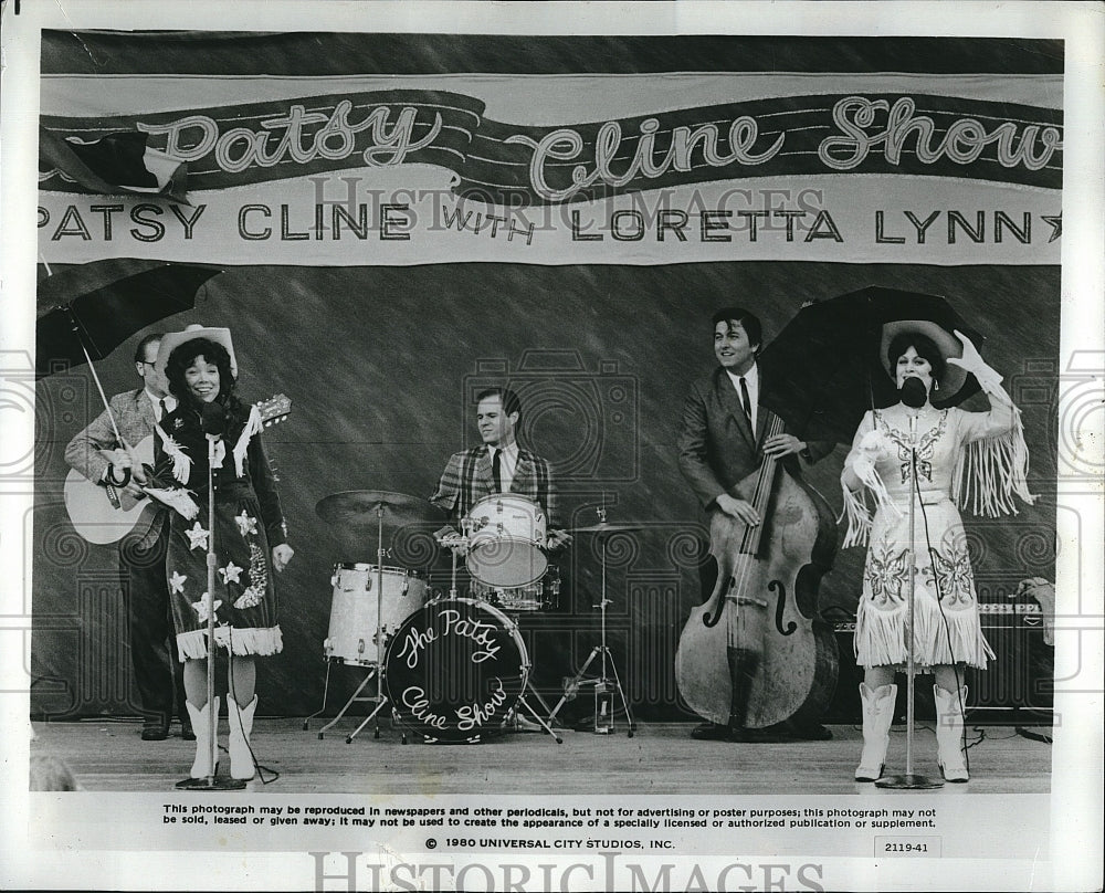 1980 Press Photo Beverly D&#39;Angelo &amp; Sissy Spacek in &quot;Coal Miner&#39;s Daughter&quot;- Historic Images