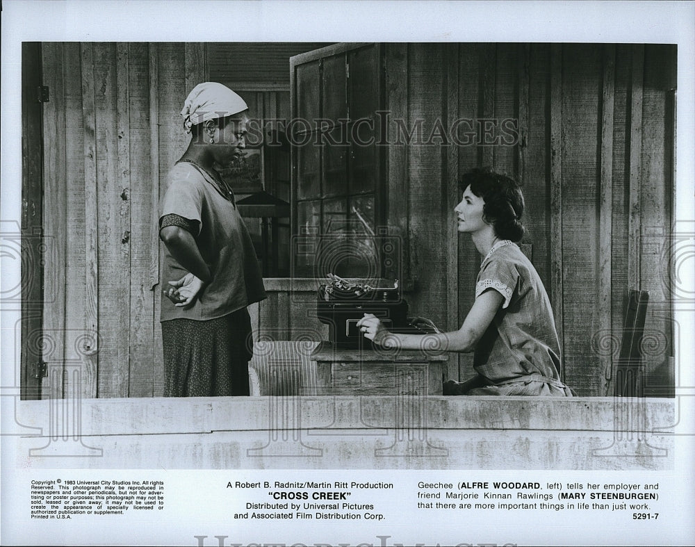 1983 Press Photo Alfre Woodard and Mary Steenburgen in &quot;Cross Creek&quot;- Historic Images