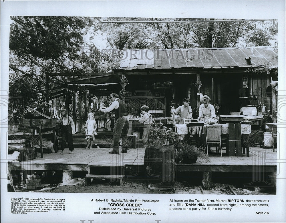 1983 Press Photo Rip Torn and Dana Hill in &quot;Cross Creek&quot;- Historic Images