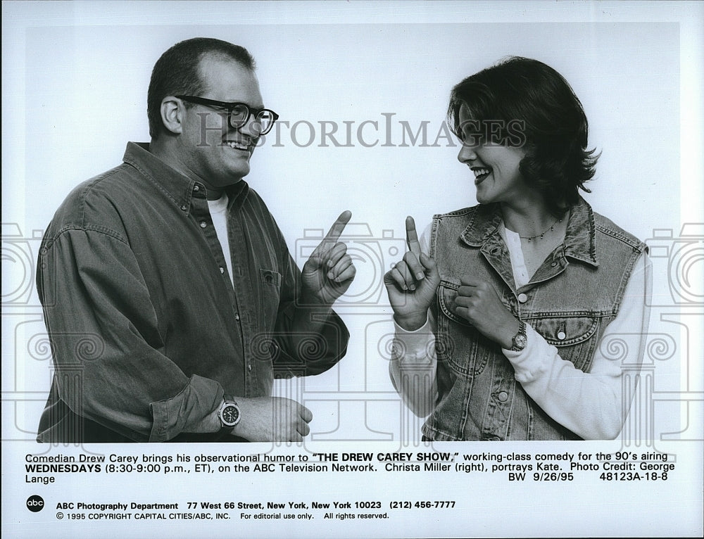 1995 Press Photo Drew Carey and George Lange in &quot;The Drew Carey Show&quot;- Historic Images