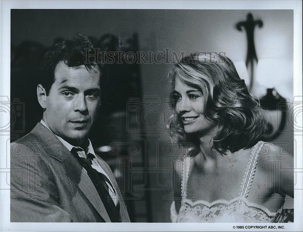 1985 Press Photo Bruce Willis &amp; Cybill Shepherd Star In &quot;Moonlighting&quot;- Historic Images