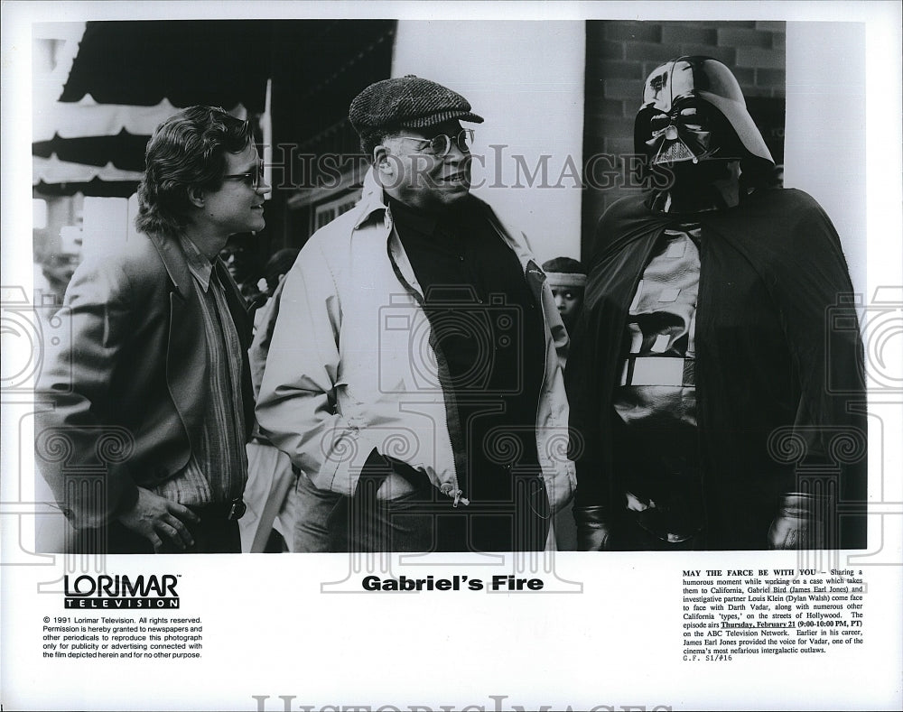 1991 Press Photo James Earl Jones and Dylan Walsh in ABC-TV &quot;Gabriel&#39;s Fire&quot;.- Historic Images