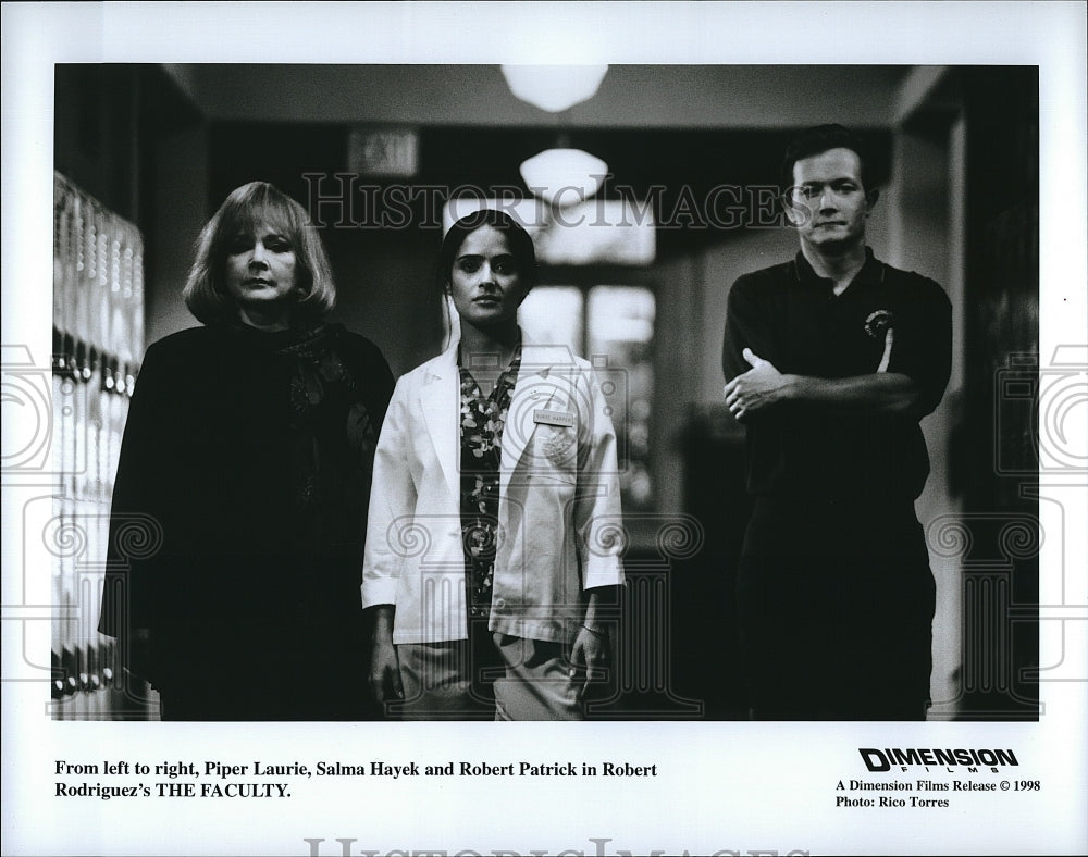 1998 Press Photo Piper Laurie,Salma Hayek and  Robert Patrick in &quot;The Faculty&quot;. - Historic Images