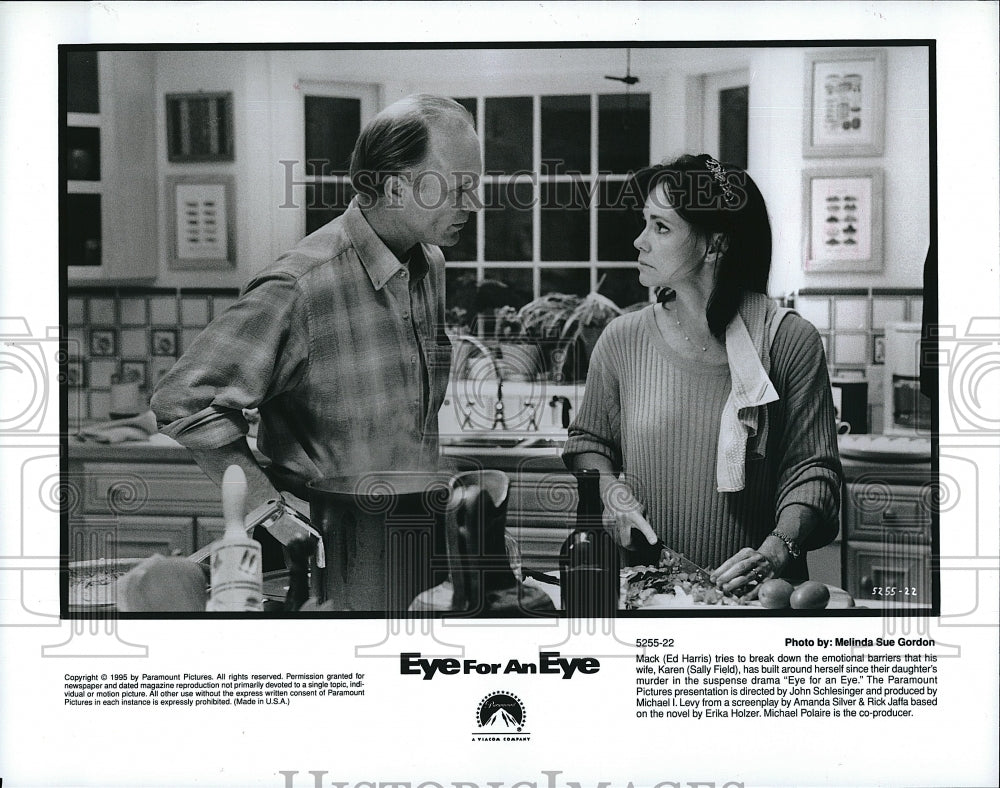 1995 Press Photo Actor Ed Harris &amp; Sally Field in &quot;Eye for an Eye&quot;- Historic Images