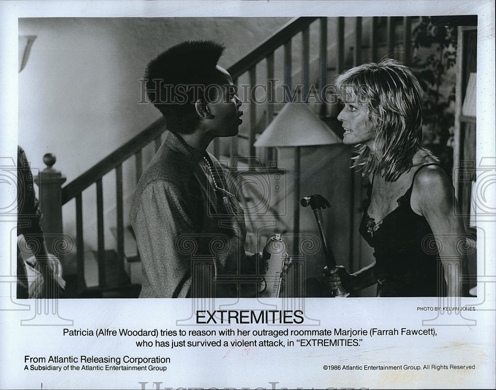 1986 Press Photo Actress Farrah Fawcett &amp; A;fre Woodard in &quot;Extremities&quot;- Historic Images