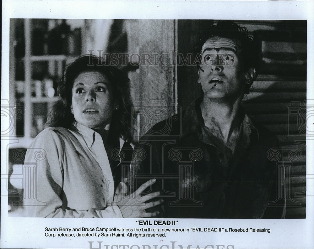 1987 Press Photo Sarah Berry, Bruce Campbell &quot;Evil Dead II&quot;- Historic Images