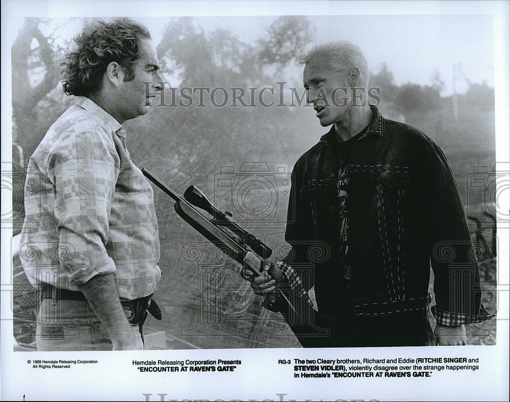 1989 Press Photo Ritchie Singer, Steven Vidler &quot;Encounter at Raven&#39;s Gate&quot;- Historic Images