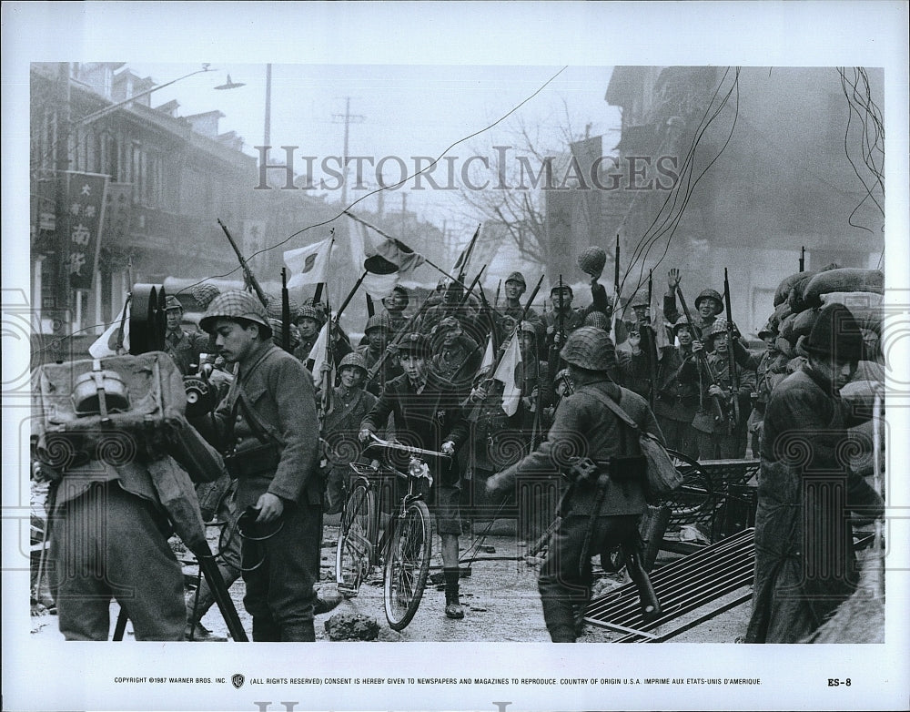 1987 Press Photo Scene from the movie &quot;Empire of the Sun&quot; end of WWII.- Historic Images