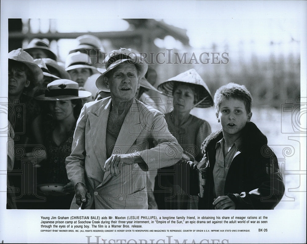 1987 Press Photo Christian Bale and Leslie Phillips in "Empire of the Sun".- Historic Images