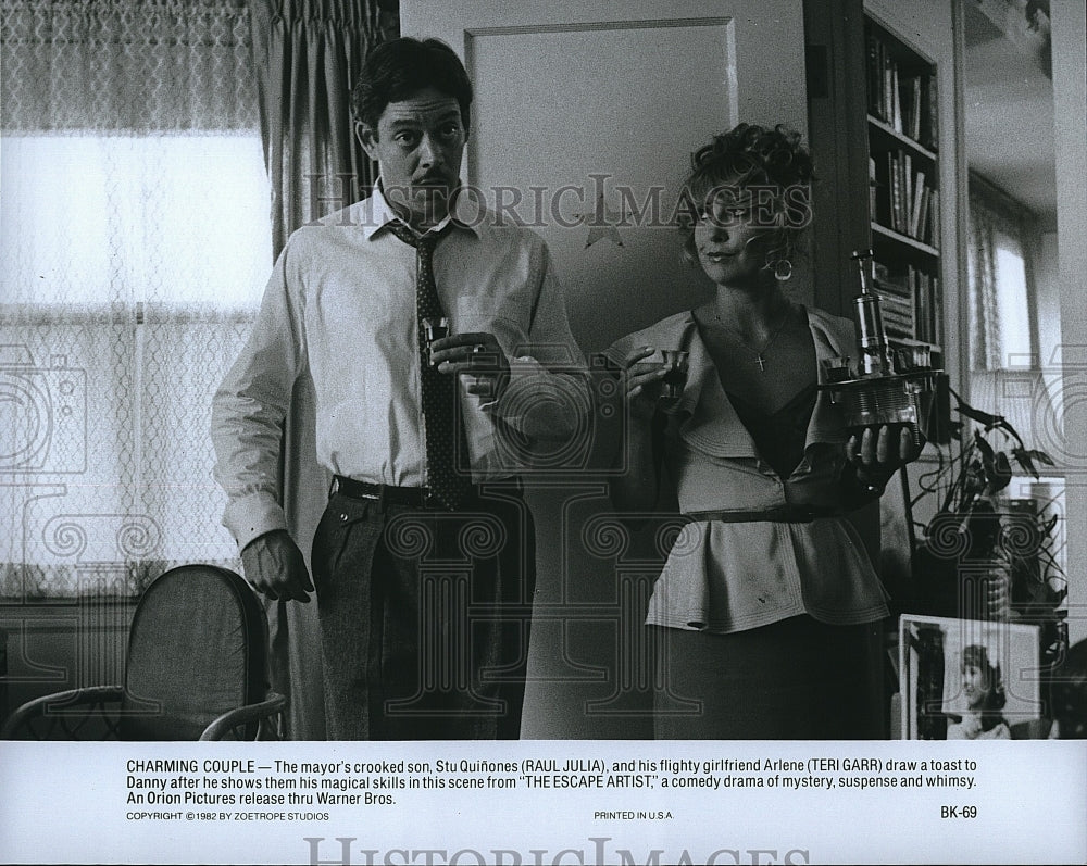 1982 Press Photo Raul Julia, Teri Garr &quot;The Escape Artist&quot;- Historic Images