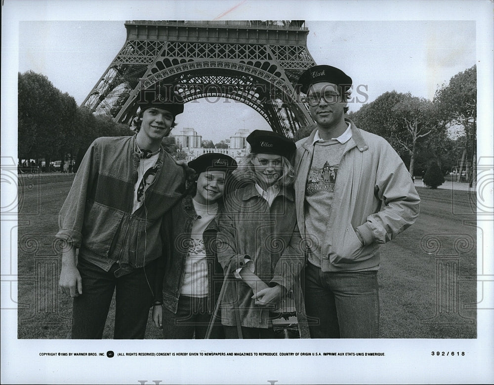 1985 Press Photo A Family infront of the Eiffel Tower- Historic Images