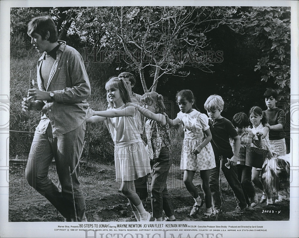 1969 Press Photo 80 Steps to Jonah Wayne Newton Jo Van Fleet Keenan Wynn- Historic Images